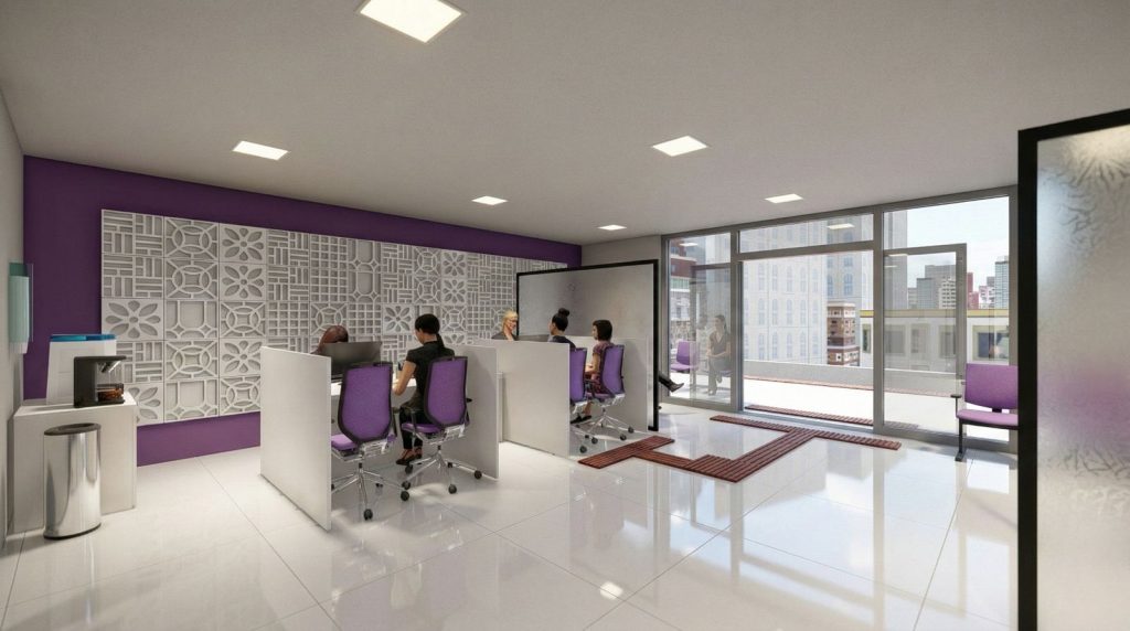 Imagem de uma renderização 3D da área interna da Casa da Mulher Brasileira. No lado esquerdo, uma parede roxa vibrante é decorada com painéis brancos vazados em padrões geométricos e florais. À frente da parede, há mesas de atendimento individuais brancas com divisórias, onde mulheres estão sentadas em cadeiras de escritório roxas. O piso é de porcelanato branco brilhante, refletindo a luz dos painéis de LED no teto. Ao fundo, uma grande parede de vidro mostra uma vista urbana e dá acesso a uma sacada. No canto esquerdo, há um bebedouro e uma lixeira de metal.