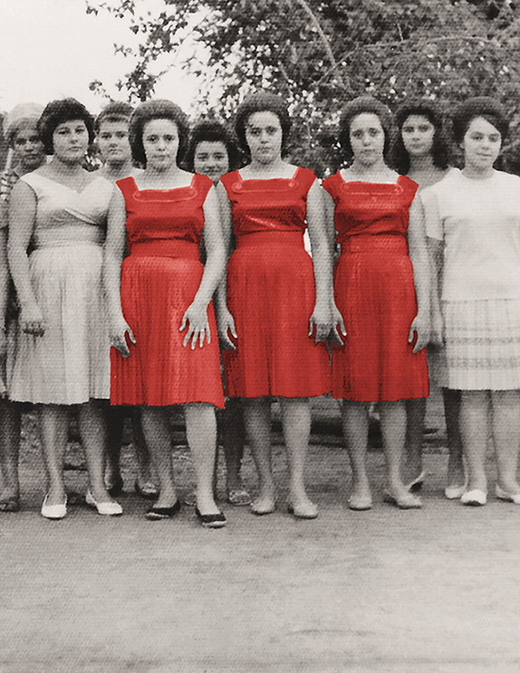 Fotografia antiga em preto e branco com destaque em cor (coloração seletiva). Um grupo de nove mulheres posa lado a lado para um retrato. As três mulheres posicionadas ao centro estão com seus vestidos destacados na cor vermelha vibrante. Elas possuem penteados volumosos típicos de meados do século XX. O fundo mostra folhagens de árvores de forma levemente desfocada.